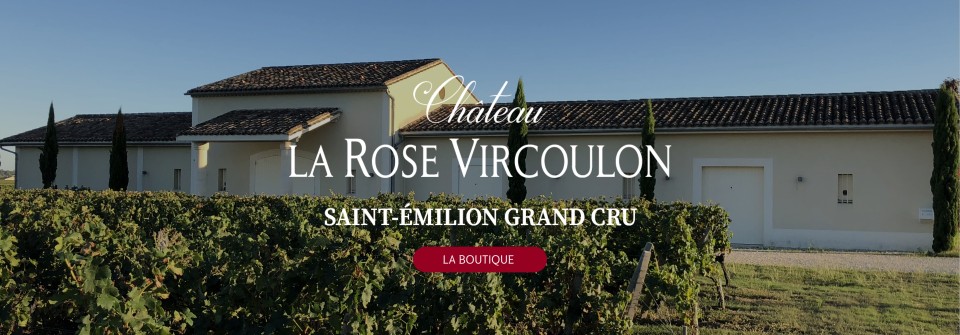 Façade du Château La Rose Vircoulon entourée de vignes, avec le texte 'Château La Rose Vircoulon, Saint-Émilion Grand Cru' en surimpression