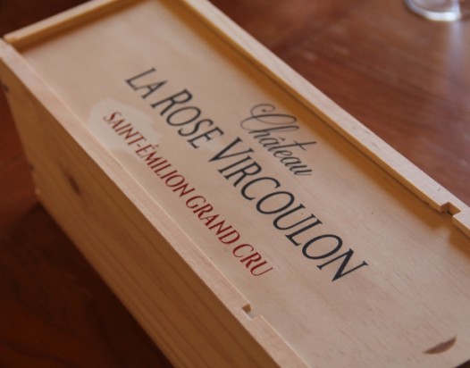 Caisse en bois marquée Château La Rose Vircoulon Saint-Émilion Grand Cru posée sur une table