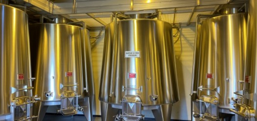 Cuves en inox du Château La Rose Vircoulon utilisées pour la vinification.